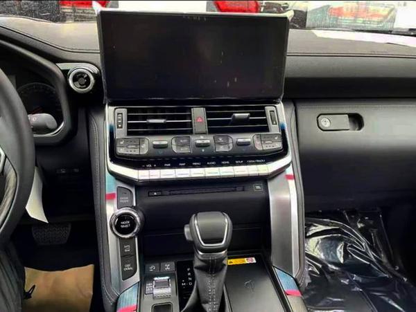 Toyota Land Cruiser 2022 rò rỉ hình ảnh nội thất trước "giờ G"