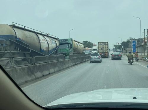 Xe tải tông đuôi ô tô Mitsubishi Outlander trên QL1A gây thiệt hại nghiêm trọng