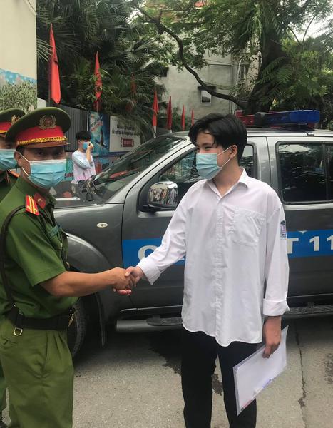 CSGT hỗ trợ hết mình giúp học sinh đi thi mùa mưa bão