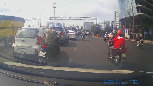 Honda SH va chạm Kia Morning rồi bỏ chạy luôn.