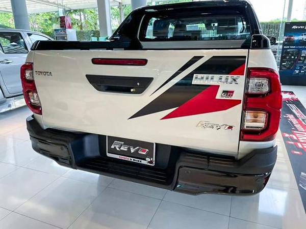 Toyota Hilux GR Sport phiên bản thể thao cao cấp mới với giá 900 triệu đồng