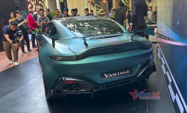 "Vua cà phê" Đặng Lê Nguyên Vũ rước siêu xe hàng hiếm Aston Martin Vantage F1 Edition