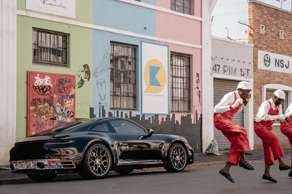 Ngắm Porsche 911 Carrera với chi tiết vẽ màu nước đầy nghệ thuật