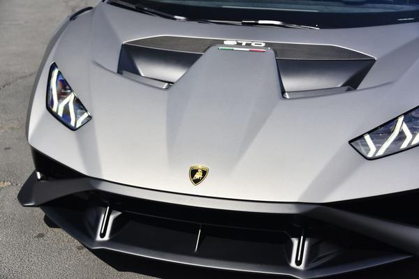 Lamborghini Huracan STO với màu sơn xám mờ được rao bán với giá hơn nửa triệu USD