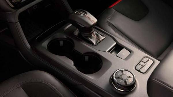 Ford Ranger Raptor mới vẫn trang bị động cơ xăng V6