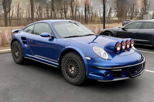 Porsche 911 Turbo bản độ thành xe đi tuyết