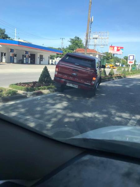 Bán tải Ford Ranger mất lái, lao lên dải phân cách rồi tông vào cột đèn tại Nghệ An