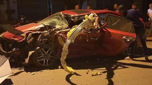 Đối đầu xe tải, tài xế ô tô tử vong tại chỗ, 3 người bị thương nặng