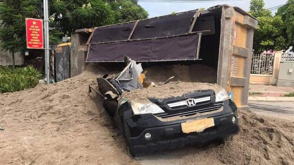 Xe ben chở cát lật nghiêng, đè nát Honda CR-V tại Hà Nội