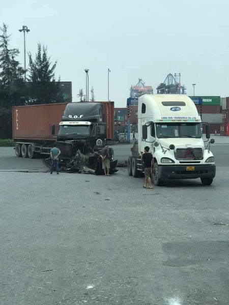 Hai xe container xảy ra va chạm tại đoạn đường giao nhau gây tranh cãi