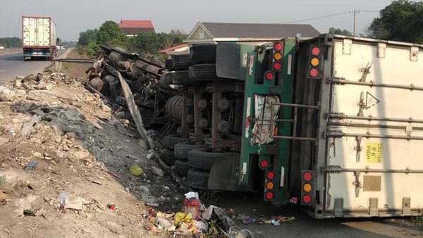 Xe container đầu kéo mất lái, tông vào dải ta-luy rồi lật nghiêng bên vệ đường