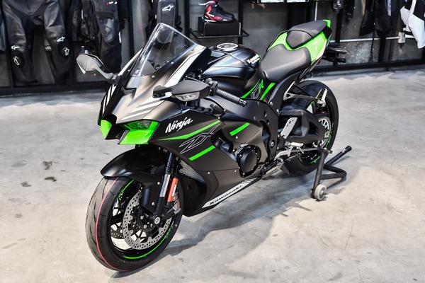 Kawasaki Ninja ZX-10R 2021 phân phối chính hãng tại Việt Nam với giá 729 triệu đồng