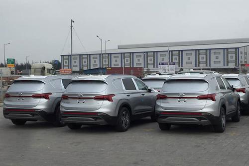 Lộ diện Hyundai Santa Fe 2021 cập bến Việt Nam làm xe ngân hàng, sắp được ra mắt tại nước ta
