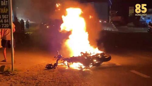 Xe máy bóc cháy dữ dội sau va chạm với ô tô, một người tử vong tại chỗ
