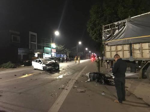 Xe tải va chạm với ô tô con rồi lao thẳng vào nhà dân, tông trúng một xe máy khiến 4 người bị thương nặng