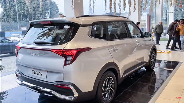 Ảnh thực tế Kia Carens thế hệ mới tại đại lý