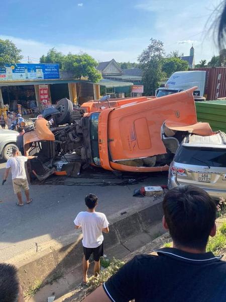Xe đầu kéo bất ngờ nổ lốp, mất kiểm soát rồi đè lên Toyota Fortuner trên Quốc lộ 9