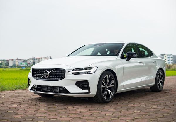 Volvo S60 R-Design chạy "siêu lướt" rao bán giá hơn 1,7 tỷ đồng