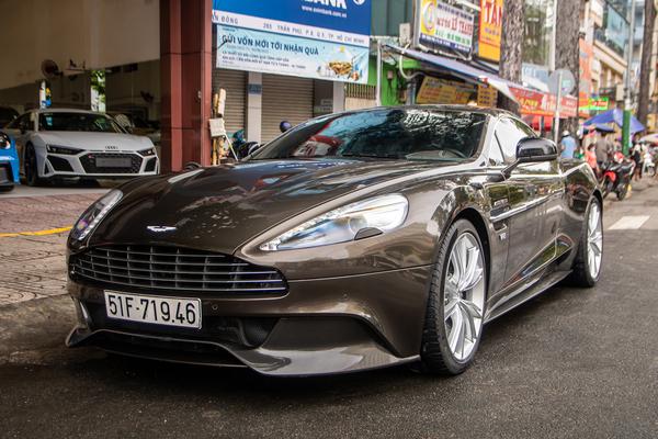 Chiêm ngưỡng Aston Martin Vanquish của ông Đặng Lê Nguyên Vũ xuống phố