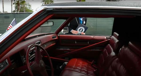 Chiếc xe dài nhất thế giới tự lật đổ kỷ lục Guinness của chính mình