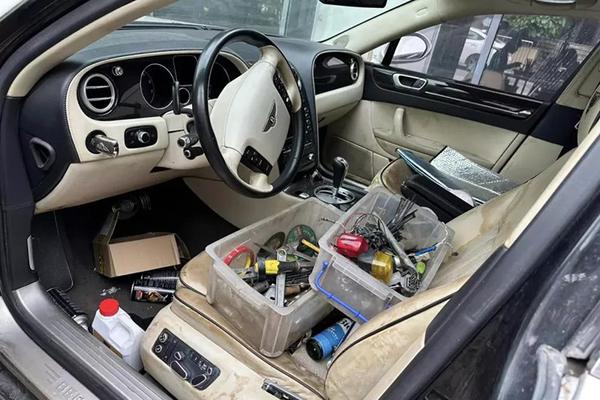 Siêu xe Bentley cũng chỉ để đi bán phở mà thôi