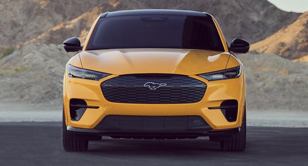 Ford Mustang Mach-E 2021 bị chết pin khi cắm sạc do lỗi phần mềm