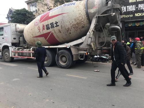 Xe bồn tông liên hoàn vào loạt phương tiện trên phố khiến 2 người tử vong, 1 người bị thương nặng