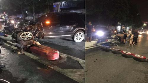 Bất ngờ tông dải phân cách rồi húc đổ đèn báo tín hiệu khiến ô tô 7 chỗ hư hỏng nặng