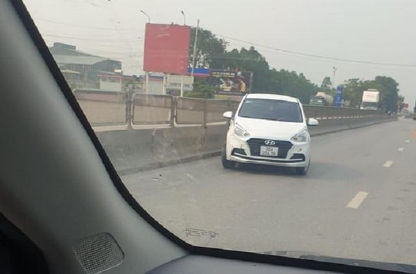 Xe đầu kéo chuyển làn thiếu quan sát rồi tông vào ô tô Hyundai Grand i10 trên QL1