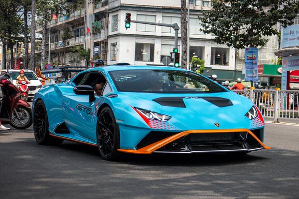 Ngắm Lamborghini Huracan STO đầu tiên tại Việt Nam lăn bánh trên phố