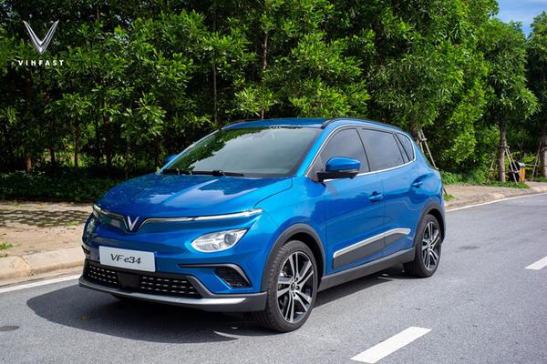 Ảnh thực tế của VinFast VF e34 lăn bánh trên phố