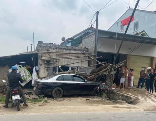 Ô tô VinFast tông trúng học sinh đi xe đạp rồi bỏ chạy, tiếp tục lao vào quán cắt tóc bên đường