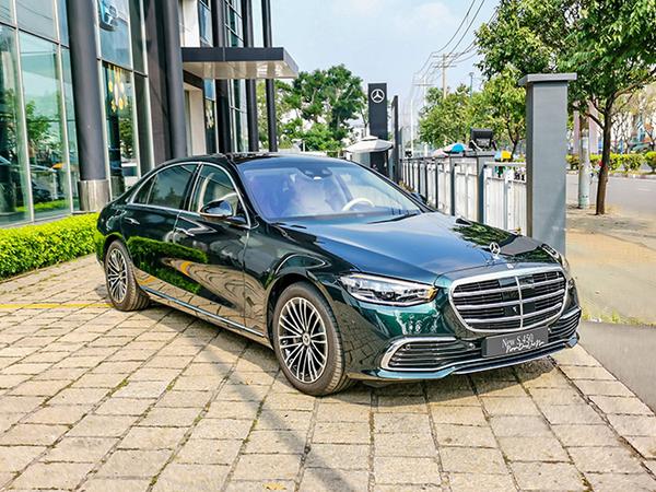 Chiêm ngưỡng Mercedes-Benz S 450 đời 2022 màu xanh ngọc lục bảo tại đại lý