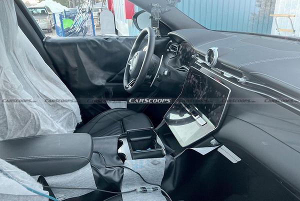 Maserati Grecale lộ ảnh nội thất với 2 màn hình, cần số dạng nút nhấn