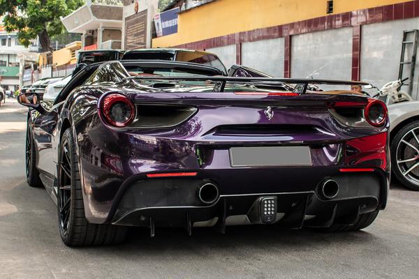 Cận cảnh Ferrari 488 Spider với màu sơn độc nhất tại Việt Nam