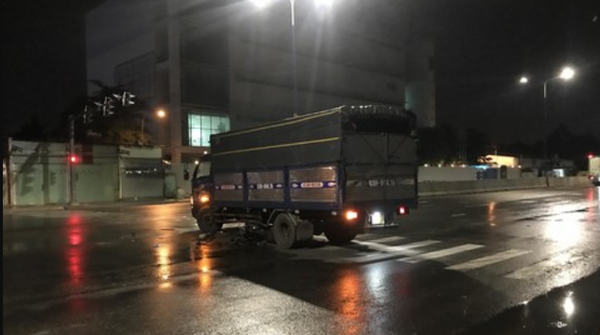 Điều khiển xe máy tông trúng xe tải đang quay đầu, nam thanh niên tử vong tại Bình Dương