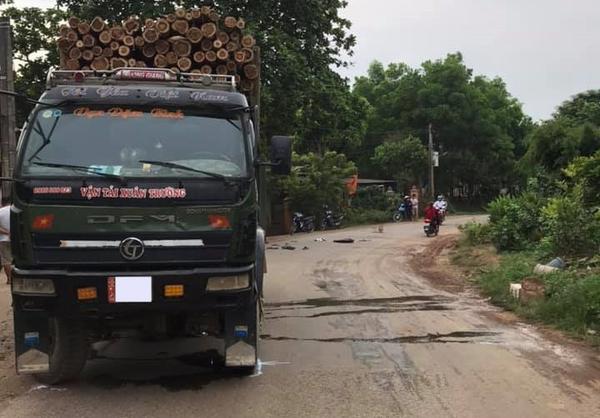 Xe máy té ngã ngay khúc cua rồi bị kẹt vào gầm xe tải, nam thanh niên may mắn thoát chết tại Thái Nguyên