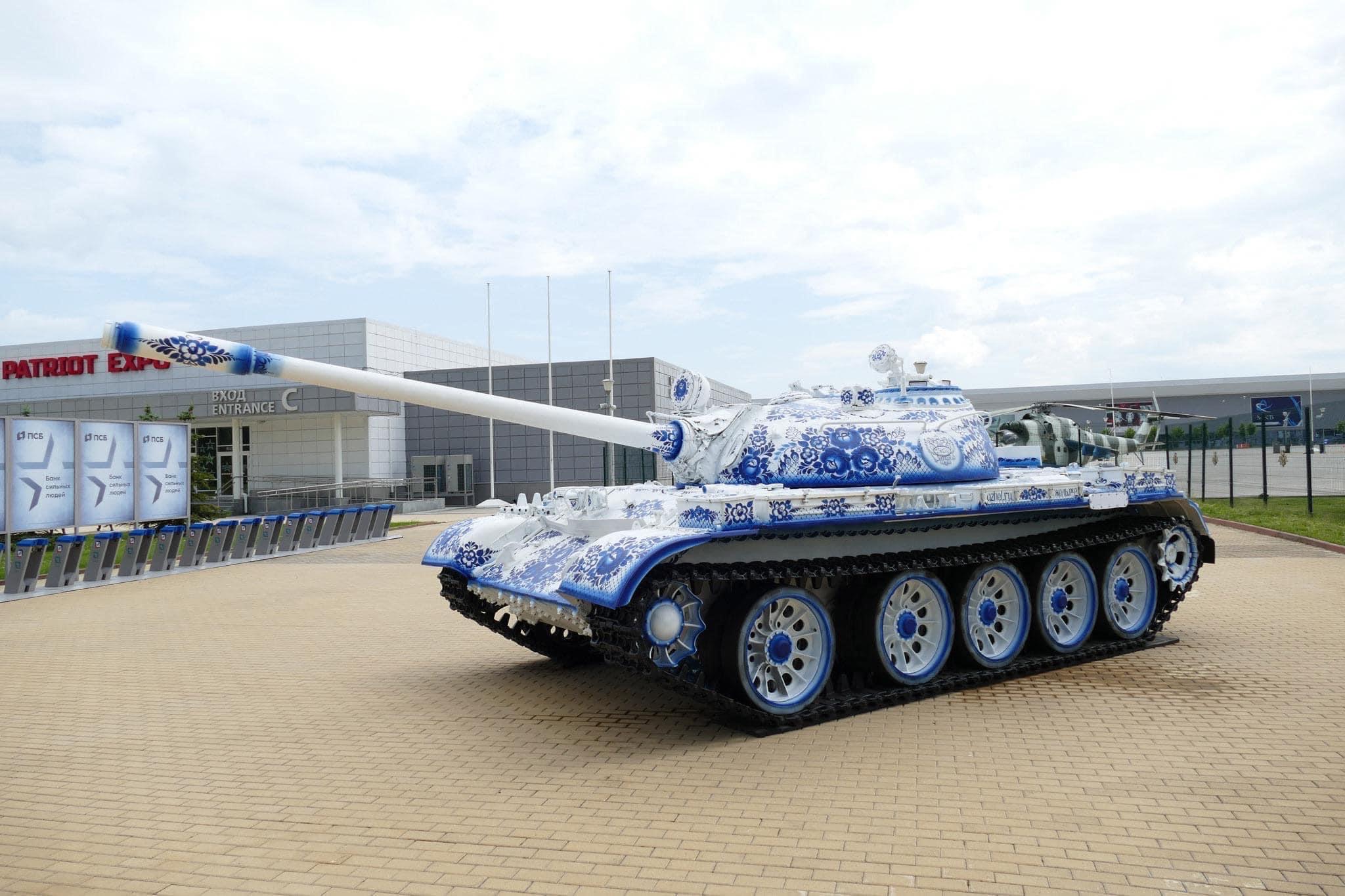 Tank và pháo phiên bản gốm sứ cực độc