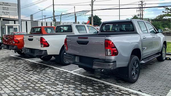 Do khan hàng, Toyota Hilux "chạy lướt" đẩy giá đắt hơn xe mới