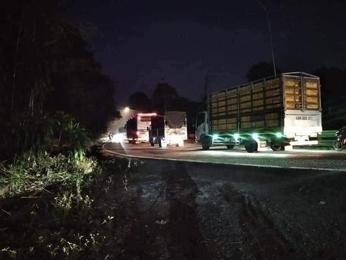 Xe container lao xuống vực sau cú va chạm với ô tô vượt ẩu trên đèo Bảo Lộc