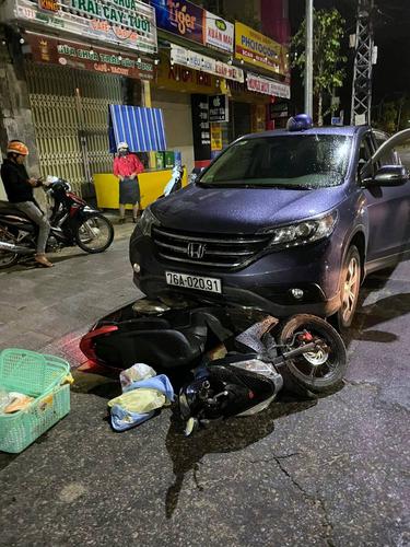 Ô tô tiếp tục kéo lê xe máy sau va chạm với sản phụ sắp sinh