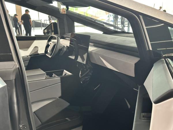 Hình ảnh mới của Tesla Cybertruck với cửa sổ trời kính và chi tiết nội thất