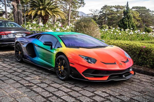 Khám phá những mẫu siêu xe "uống" xăng nhiều nhất tại Việt Nam