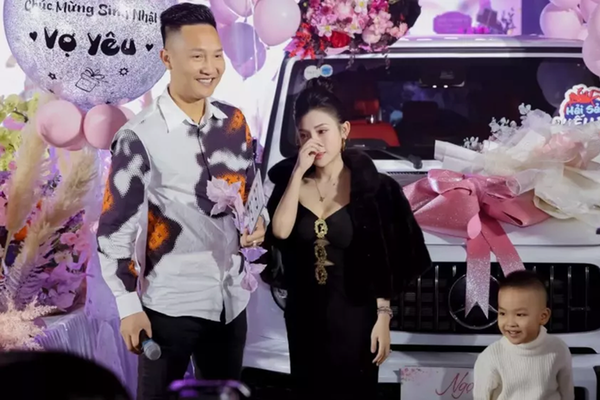 Huấn “hoa hồng” chơi lớn tặng vợ Mercedes-AMG G63 gần 8 tỷ đồng, ngoài ra còn biển số nửa tỷ đồng