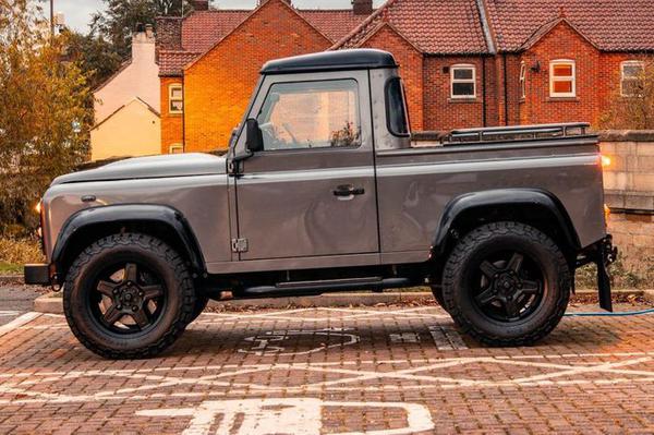 Land Rover Defender "hóa thân" thành bán tải điện
