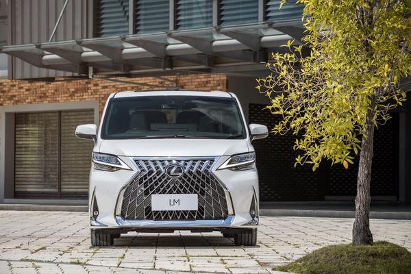 Lexus LM 350 chính thức ra mắt tại Malaysia với giá hơn 6,4 tỷ đồng