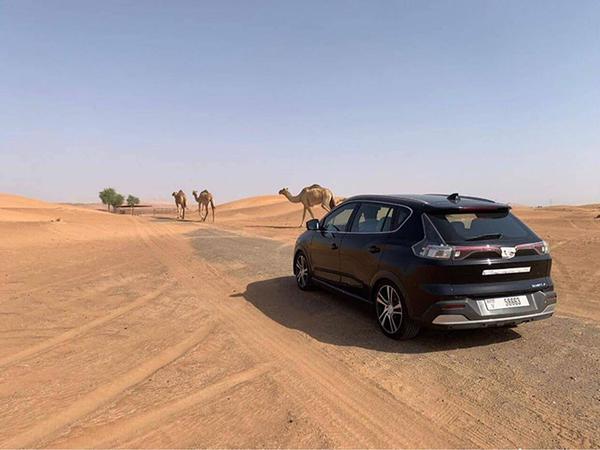 VinFast VF e34 bất ngờ xuất hiện tại đồi cát ở Dubai