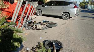 Va chạm mạnh với ô tô 7 chỗ, xe máy bị gãy đôi