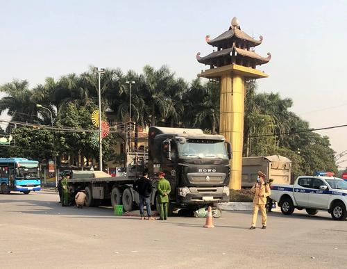 Nữ sinh lớp 11 bị xe đầu kéo cán trúng tử vong tại chỗ khi trên đường chở chị gái đi khám thai