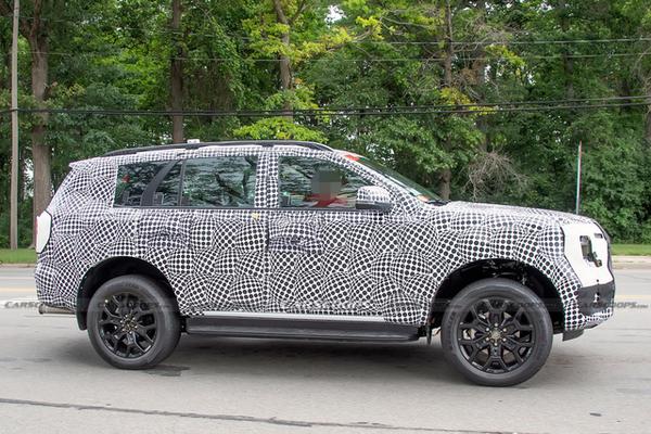 Ford Everest 2022 bắt gặp chạy thử nghiệm, nhiều chi tiết giống Ford Ranger